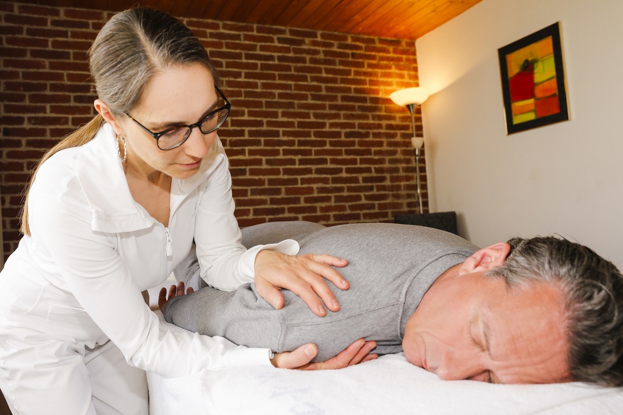 Schulter_Bauchlage Shiatsu Techniken Russikon